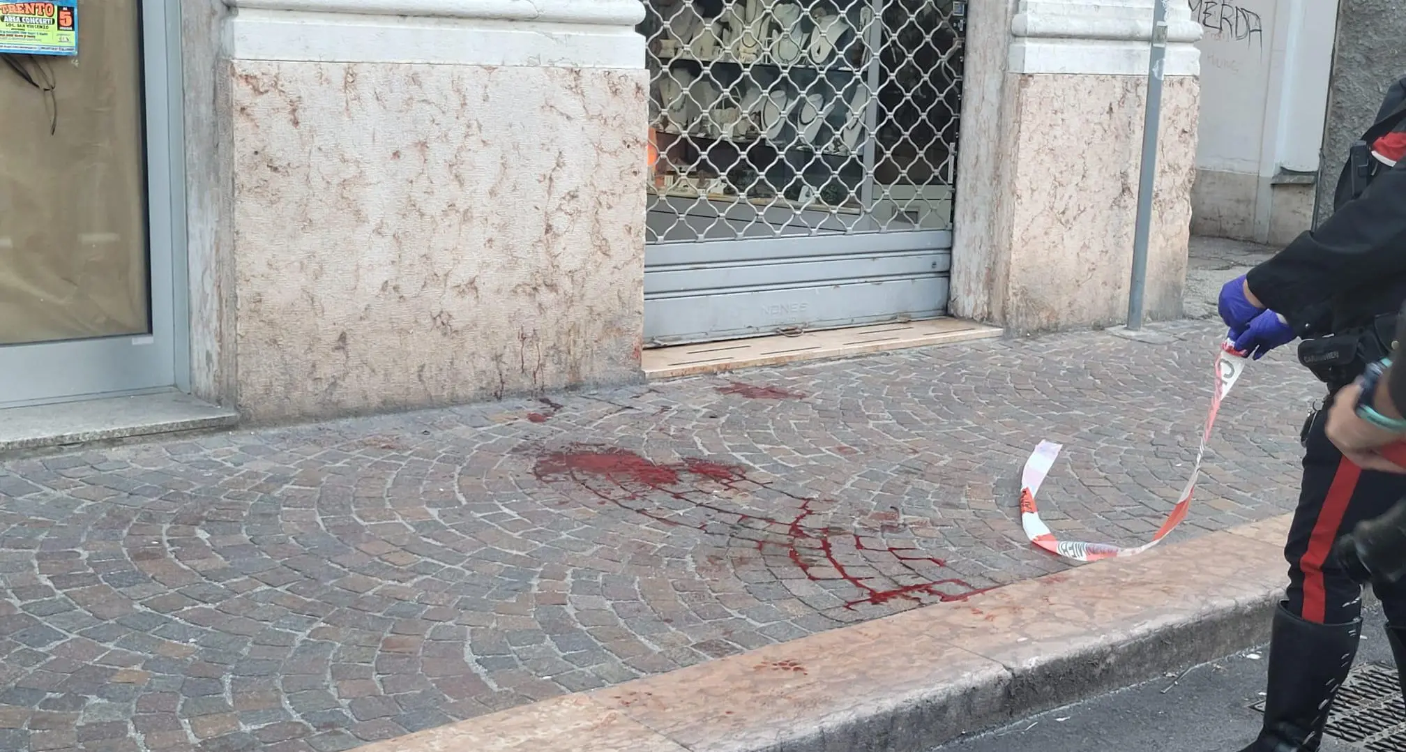 Lite in via Santa Croce, arrestato l'aggressore con le stampelle, è un moldavo di 48 anni