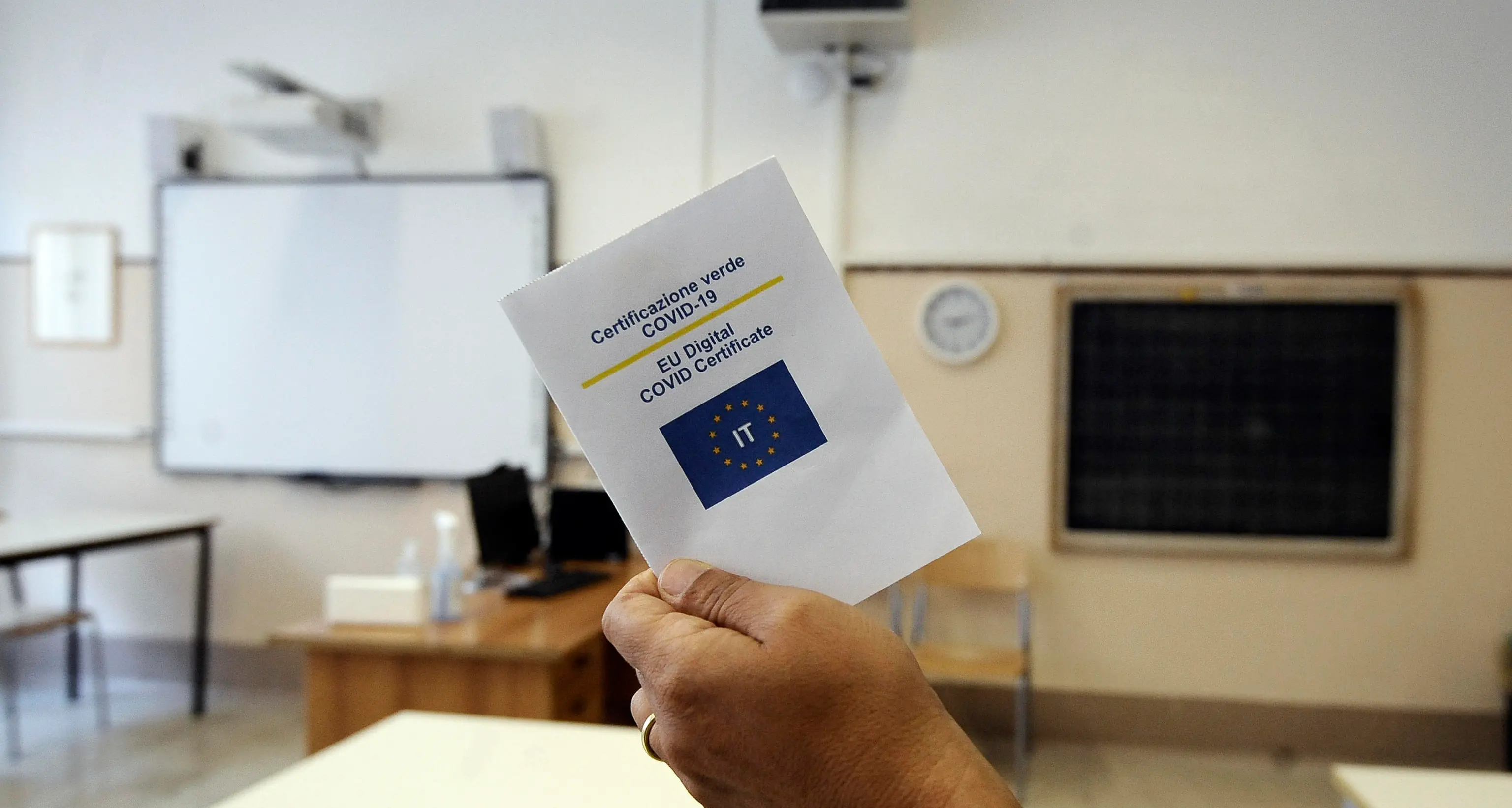 Sentenza del Tar del Lazio: «legittimo chiedere il Green pass agli insegnanti, corretto anche sospenderli se non si adeguano»