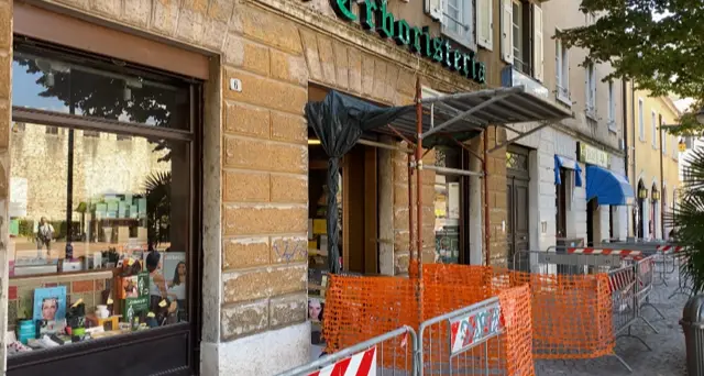 Calcinacci dal palazzo sul marciapiede, transennato tutto il lato sud di piazza Fiera a Trento
