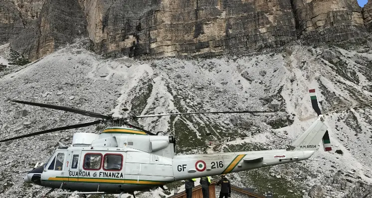 Sulla Marmolada l'elicottero della Finanza che «sente» i cellulari sotto la neve