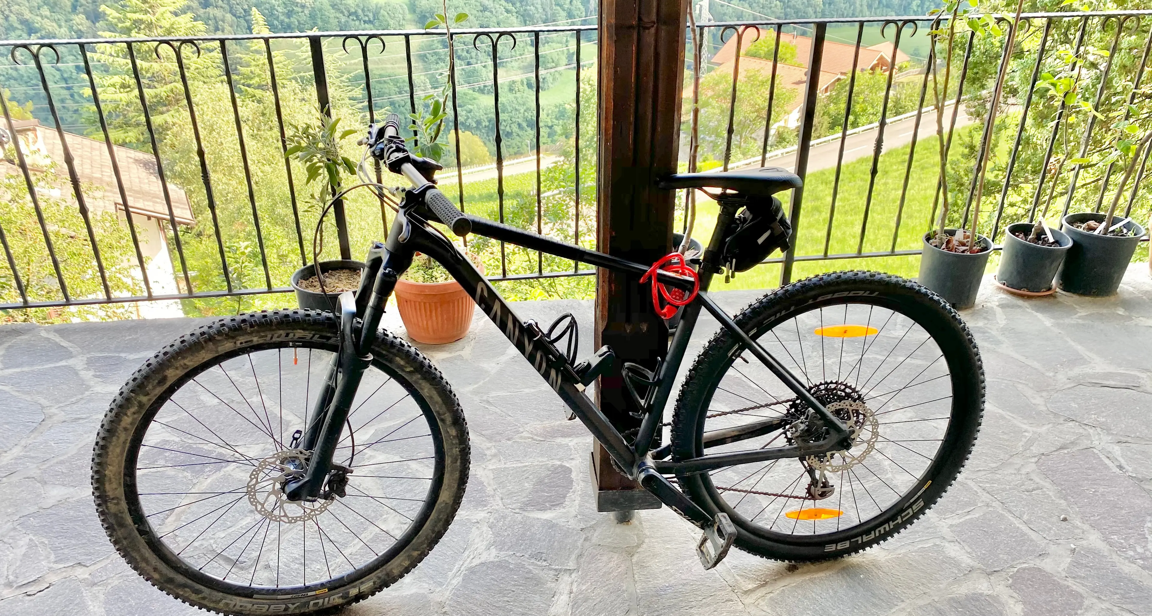 Va in farmacia a fare il tampone, e in pochi minuti gli rubano la bicicletta (chiusa)