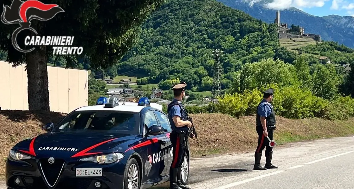 Valsugana: irrompe a casa del fratello, lo minaccia di morte e aggredisce i carabinieri