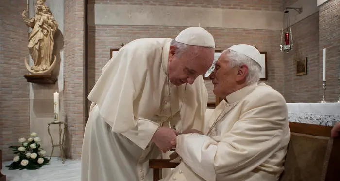 L'annuncio di Papa Francesco: «Pregate per Benedetto XVI, è molto malato»