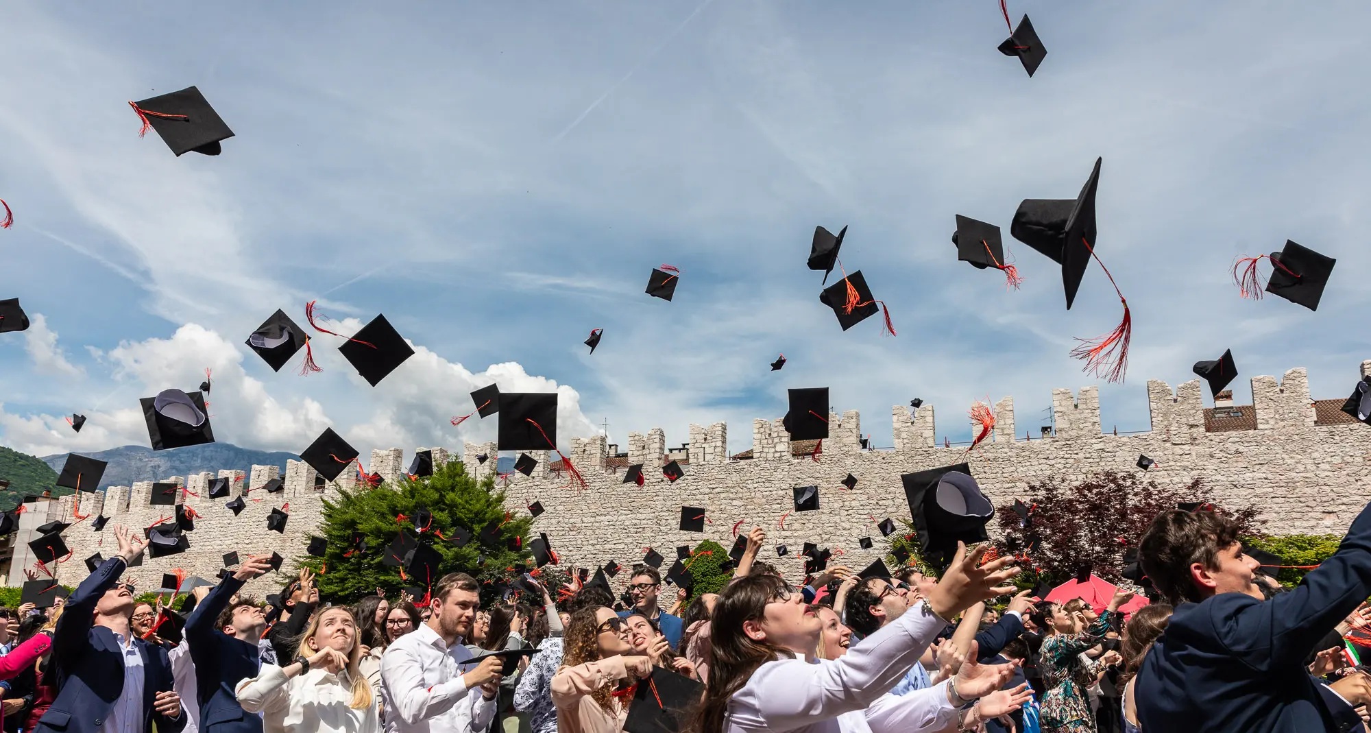 Cerimonia delle lauree a Trento, la città invasa da laureati (e parenti). Il rettore: «sviluppate un pensiero originale e libero»