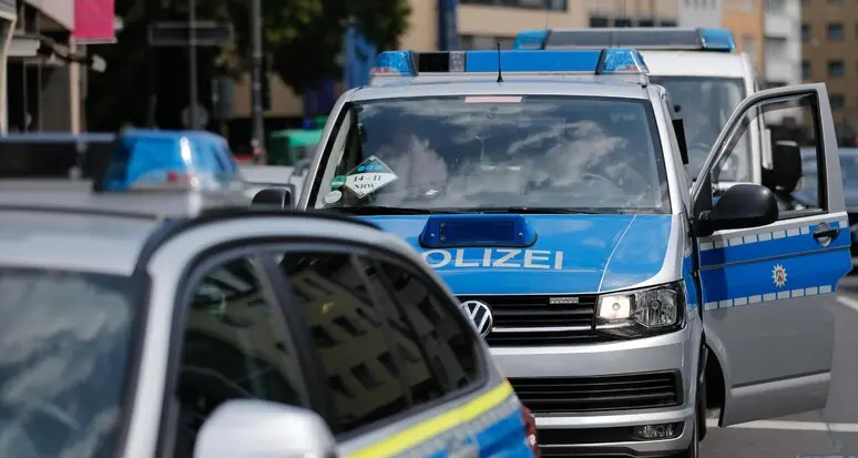 Amburgo: i poliziotti sparano alle gambe a un uomo che li minacciava con un’ascia prima di Polonia-Olanda