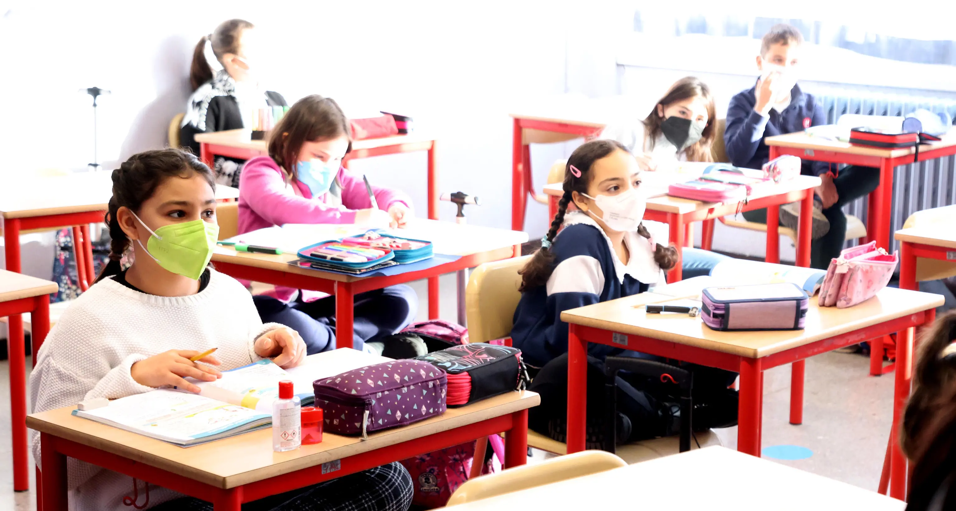 Covid in Trentino: due vittime (due uomini, uno non vaccinato) e 2.334 nuovi positivi al virus, ma salgono da 49 a 70 le classi in quarantena