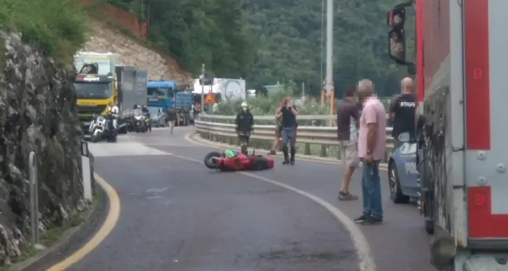 Cade con la moto sulla Maza, motociclista sedicenne soccorso dall’elicottero