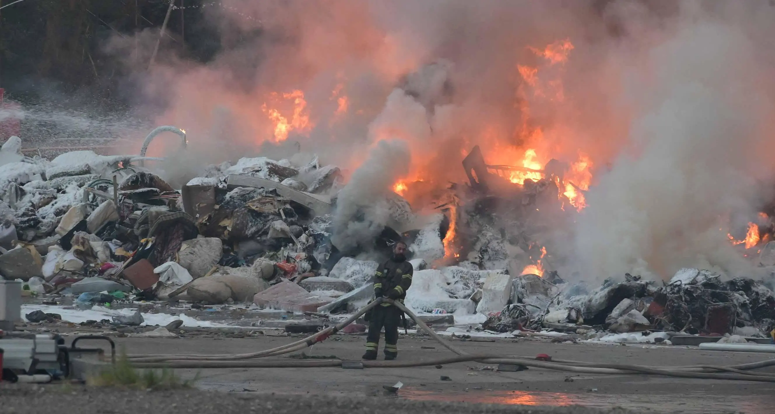 Incendio alla discarica di Ischia Podetti, ancora niente dati sulla diossina: a fuoco materiale che non doveva essere lì, esplose batterie elettriche