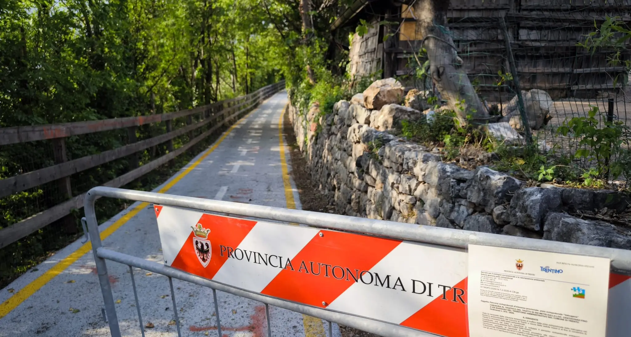 Franano i vecchi muri: chiuso il tratto di ciclabile Centochiavi-Ponte Alto