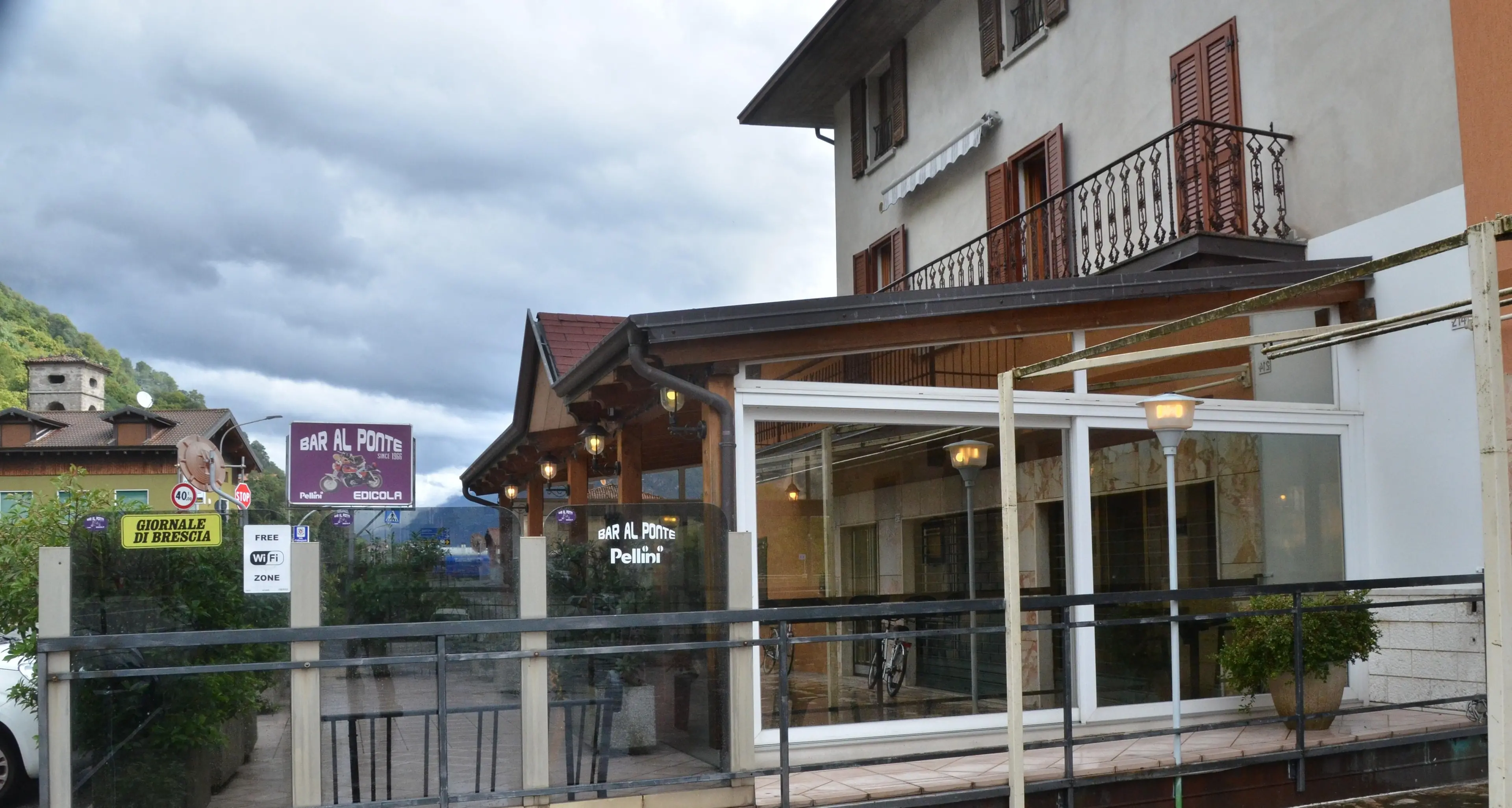 Un ponte è vecchio, quello nuovo mai aperto, adesso il terzo «provvisorio» ma dovrà poggiare sullo spazio di un esercizio pubblico, risarcito con ...