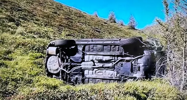 Esce di strada, precipita cento metri, poi fa tre chilometri a piedi prima di morire