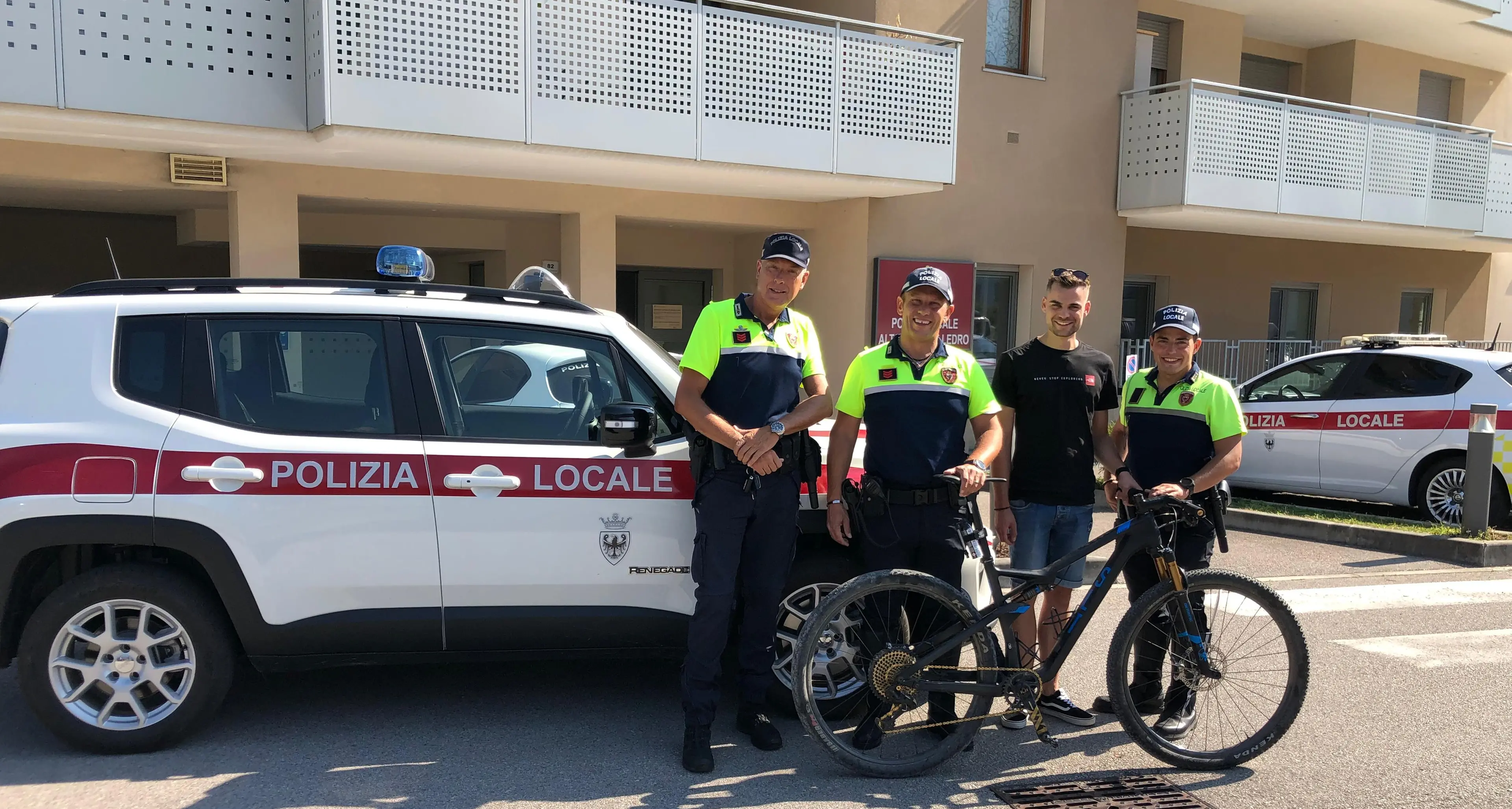 Gli rubano la bici da 4.000 euro in Croazia: la Polizia locale Alto Garda e Ledro la trova a Torbole