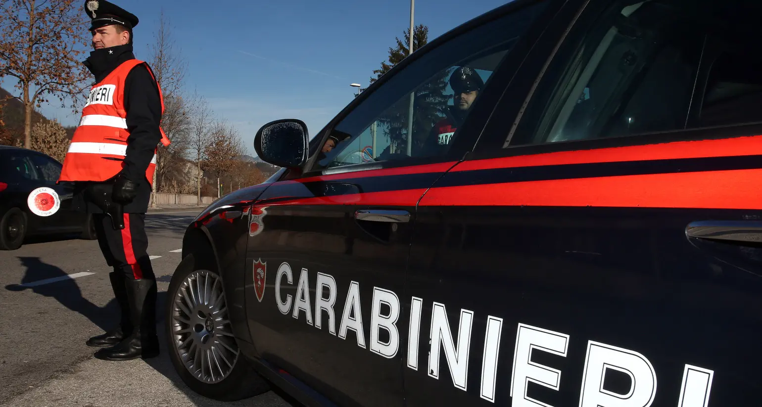 Trento, aggredisce la compagna davanti alla stazione e la manda all’ospedale: arrestato un uomo