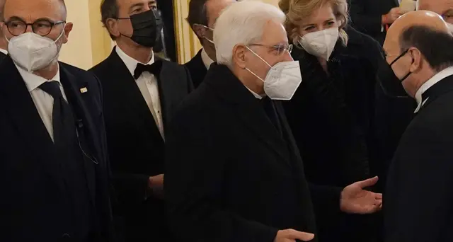 Scala: pubblico tributa ovazione a Mattarella, 'Bis'