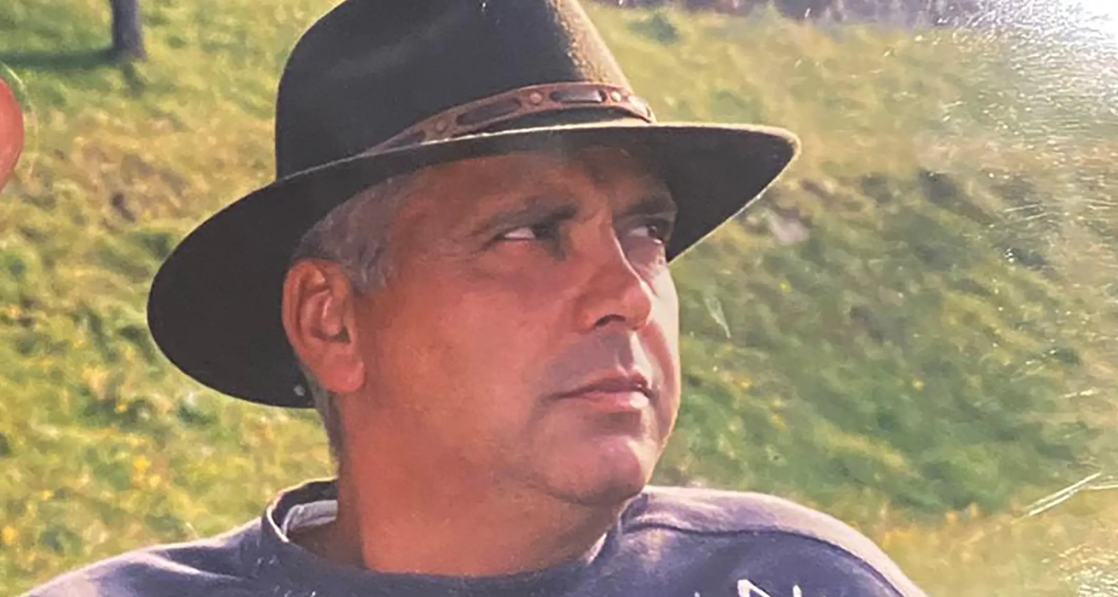 Cade dalle scale di casa, la moglie lo trova morto: aveva 63 anni