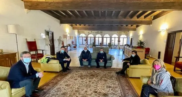 I nonni vigile dell’Argentario tornano in servizio, ma dovranno rinunciare alla paletta
