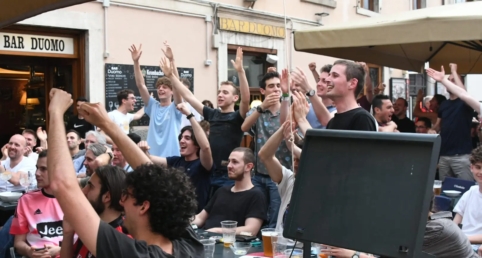 Milan campione d’Italia dopo 11 anni: anche in Trentino esplode la gioia dei tifosi rossoneri