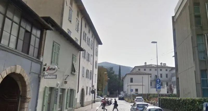Rovereto, il Tir si incastra in una svolta, l'autista tiene sveglia tutta la via con il clacson e suonando ai campanelli