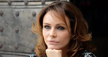 Il mistero della malattia dell’attrice trentina Francesca Neri. Il marito in televisione: “Soffre e ha enorme dolore fisico”