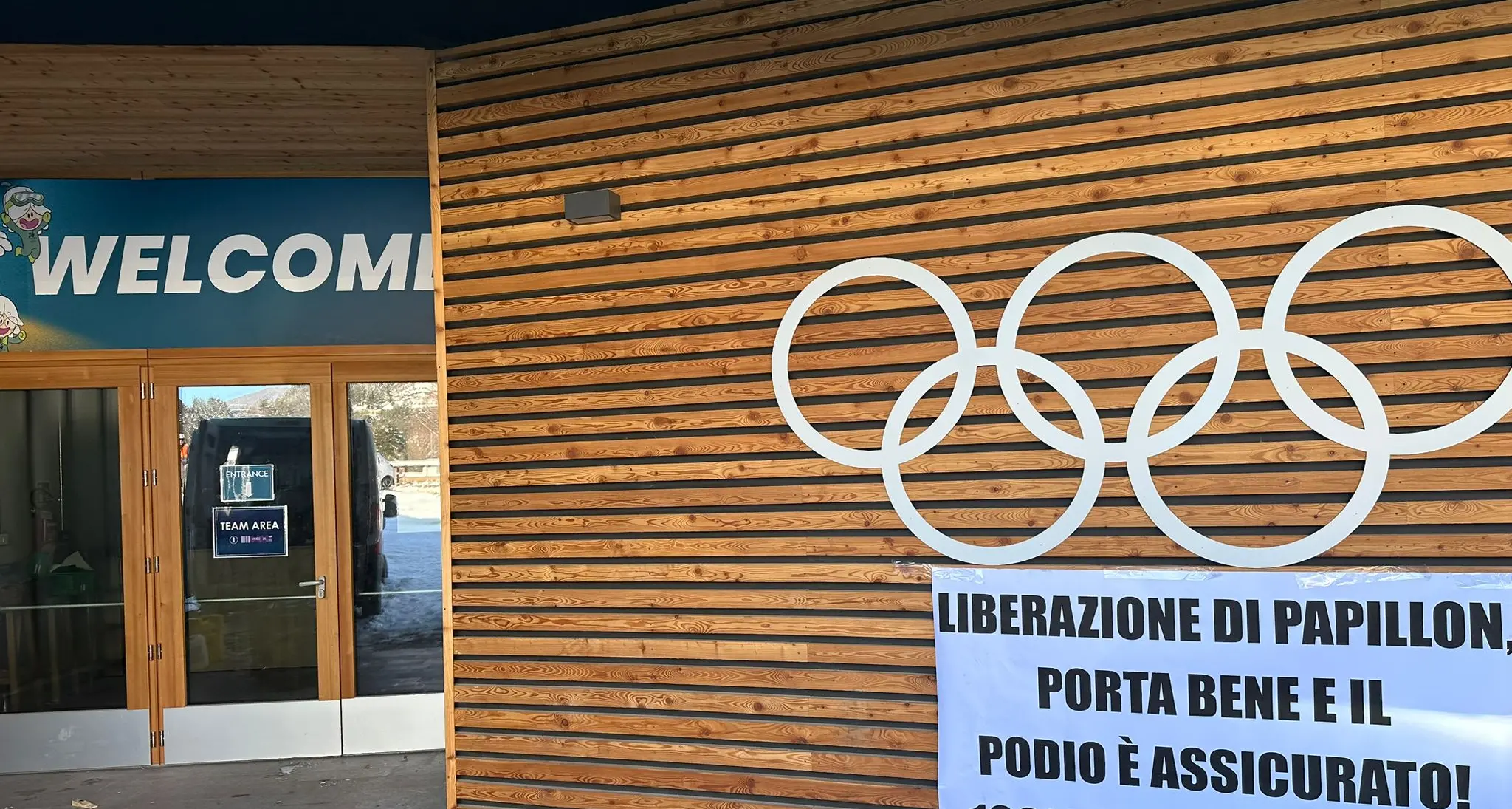 Val di Fiemme verso le Olimpiadi: striscioni per chiedere libertà dell’orso M49