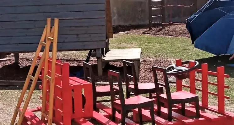 I bambini dell’asilo si costruiscono una caserma dei pompieri in miniatura (e con materiali riciclati)