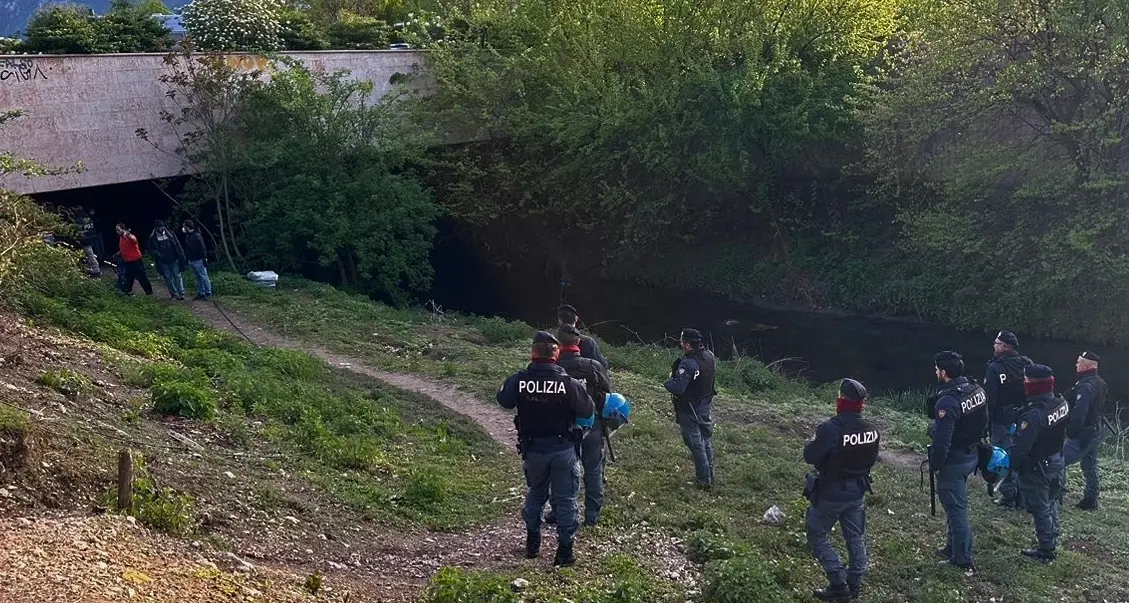 Migranti sgombrati da sotto i ponti, l'associazione dei volontari: «Di cosa si rallegra, sindaco?»