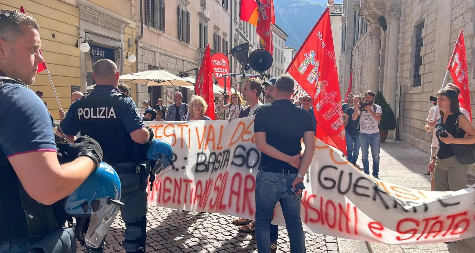Manifestazione per l’intervento il ministro Giovannini: presenti oltre cento persone con slogan e bandiere