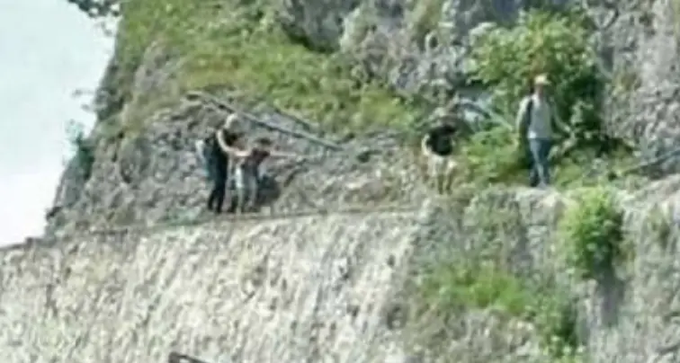 Sconcerto in Val di Ledro, a spasso con i bambini sopra la rete paramassi