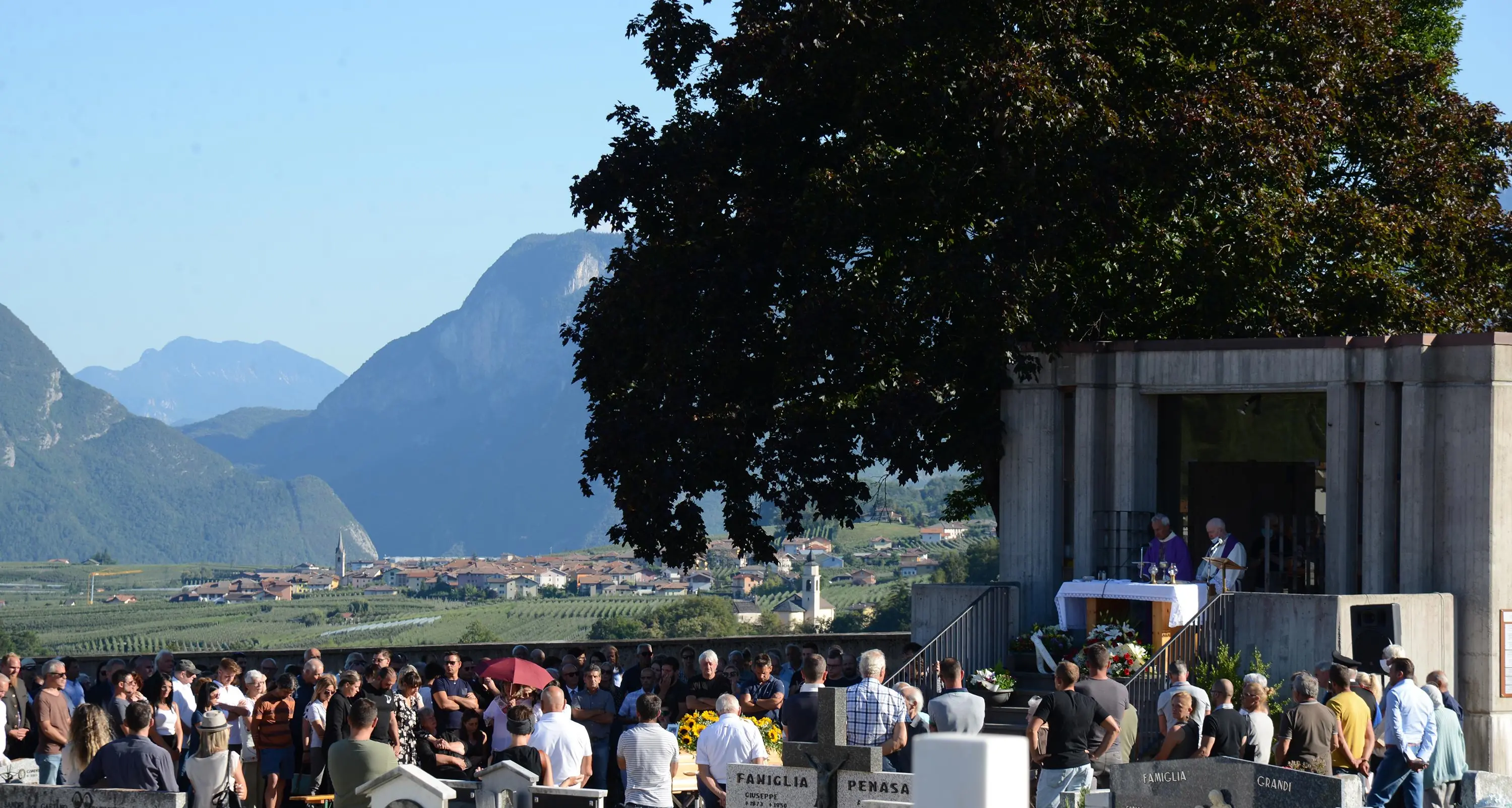 L'ultimo addio a Ilario Valentini, morto sul lavoro nella sua azienda a Cles