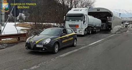 La Finanza sequestra 52 tonnellate di gasolio, denunciati due autisti