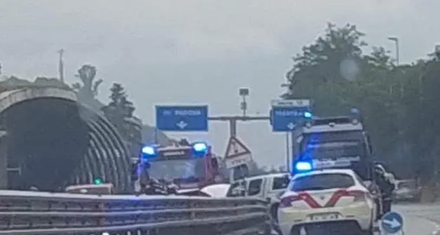Si schianta sul guardrail all'imbocco della galleria di Martignano