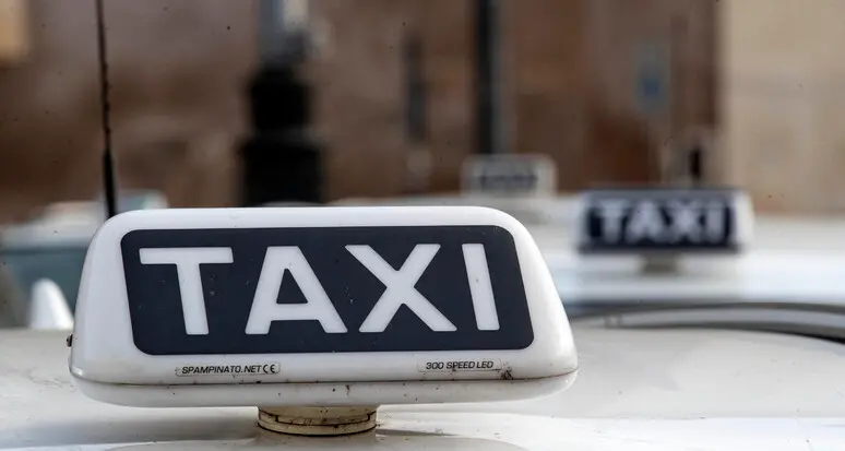 Arriva il taxi gratis all'uscita delle discoteche: fondi per dare il via a un progetto sperimentale