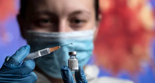 Via libera ai vaccini da domani sera alle 23: prenotazioni per 11.300 minorenni
