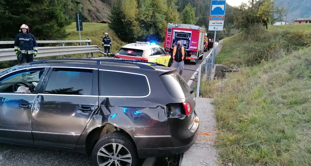 Station wagon impazzita, sbanda e si capotta: feriti anche due bambini che erano a bordo