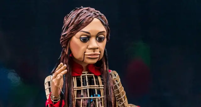 Cop26: la bambola 'Little Amal' è arrivata a Glasgow
