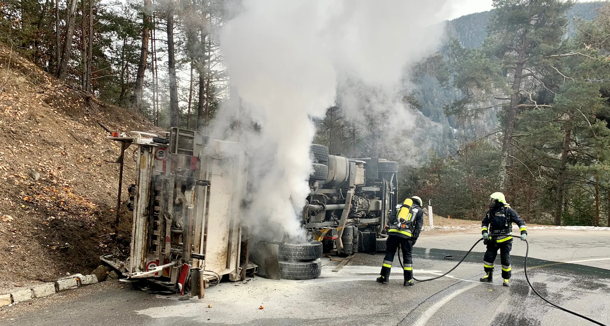 Si ribalta il camion della spazzatura: due feriti, di cui uno grave, a Rio Pusteria