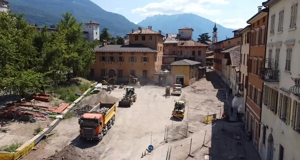 Riqualificazione di piazza Mostra, il Comune fa il punto della situazione: ecco quando si concluderanno