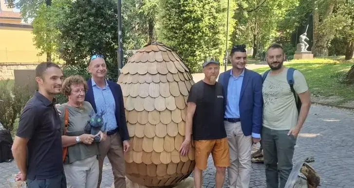 Trento scopre l'uovo del Drago di Vaia: inaugurata l’opera di Martalar