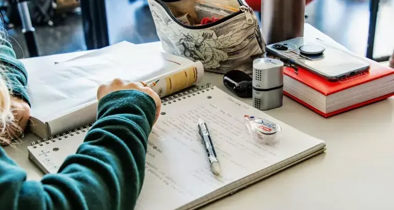 Maestra ad un alunno di quinta: “Se continui così puoi stare a casa”. La protesta dei genitori