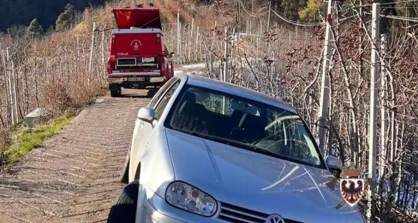 La Golf si «pianta» nelle campagne di Dambel, tirata in salvo dai vigili del fuoco di Romallo