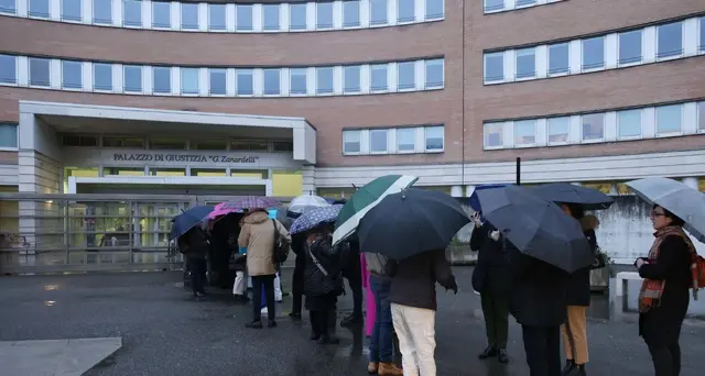 Strage Erba: fila di curiosi attende ancora di poter entrare