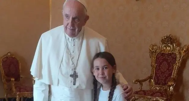 L’emozione di Fiammetta, la bimba trentina ricevuta dal Papa: \"Mi ha promesso che verrà a trovarmi in valle di Sole\"