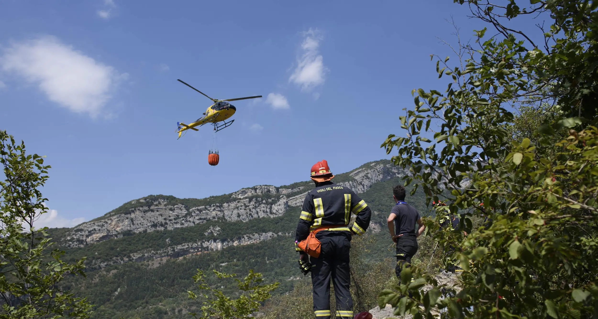 Brucia la Vallarsa, incendio boschivo a Trambileno, elicottero in volo