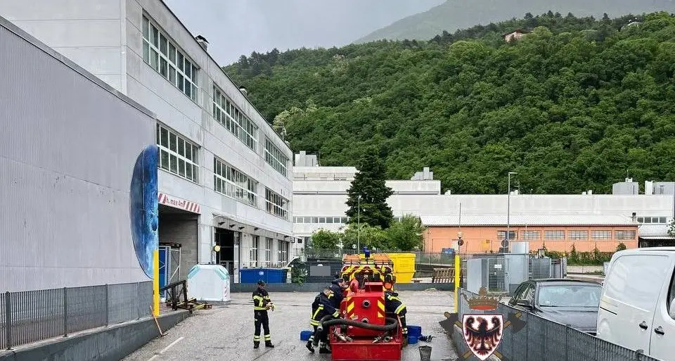 Piove a dirotto, a Mattarello il magazzino di una ditta finisce sott'acqua, lungo intervento dei pompieri