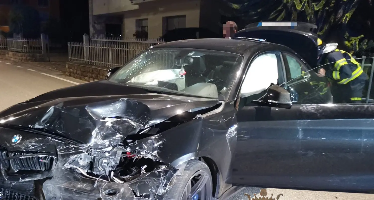 Tragedia sfiorata a Flavon: perde il controllo dell’auto e centra tre mezzi in sosta, miracolato