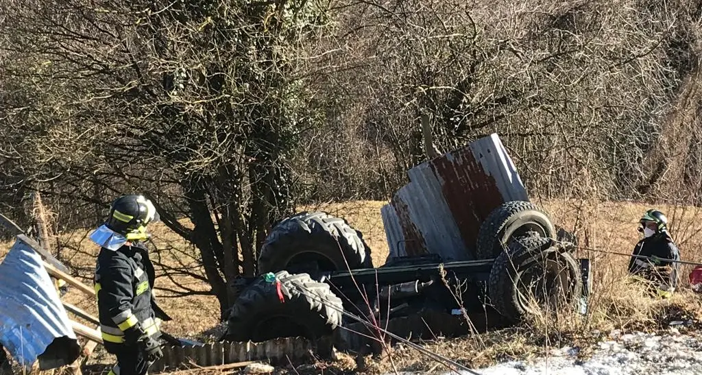 Cimone: si ribalta con il trattore, «salvato» da una baracca in lamiera che ferma la corsa