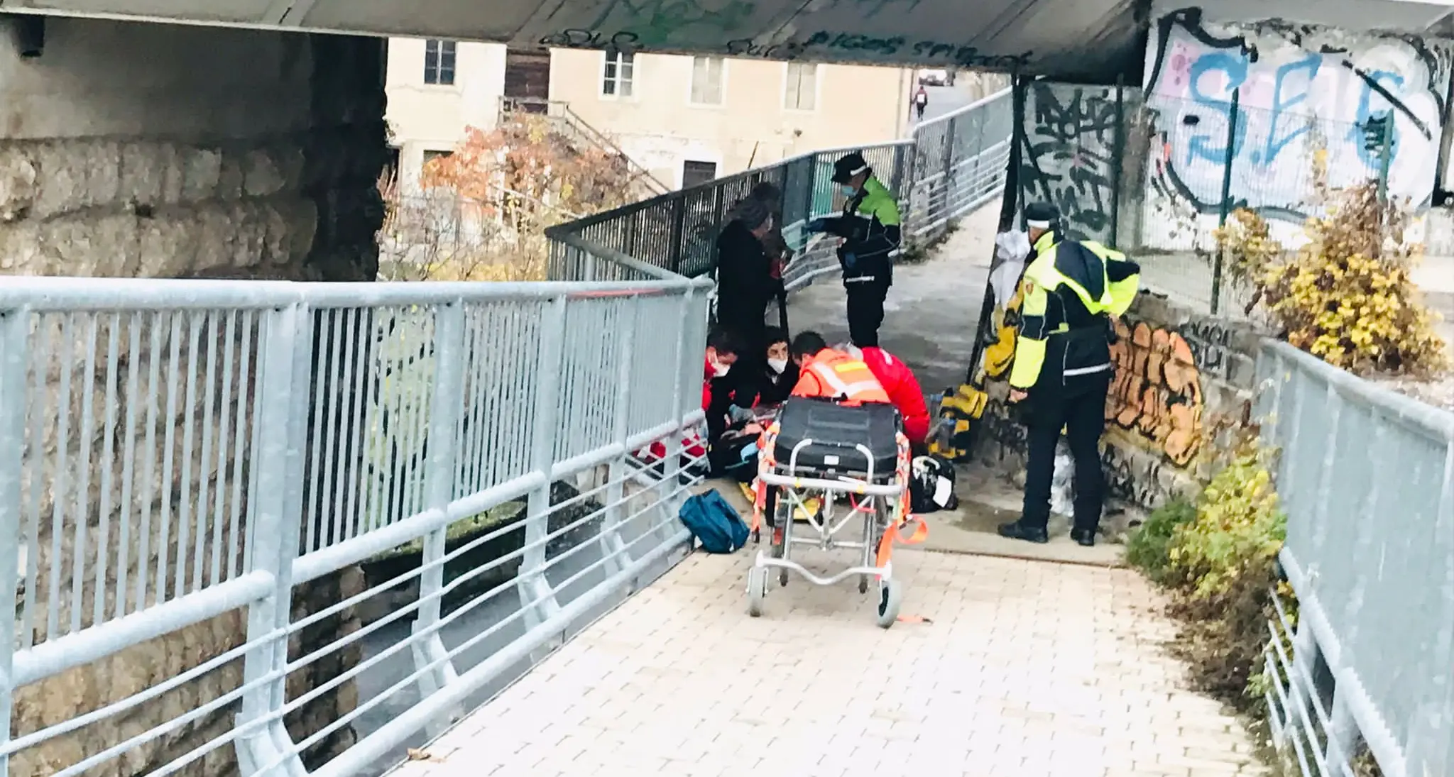 Investita da una bicicletta sulla pista del Lungofersina, gravissima una ottantenne
