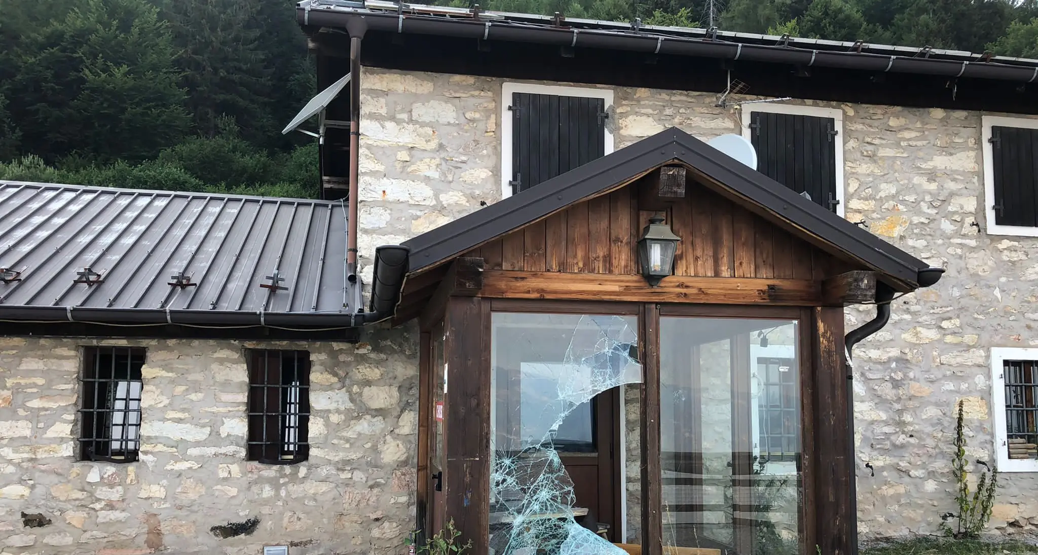 Lo sfacelo di Malga Somator, da due anni abbandonata e cadente