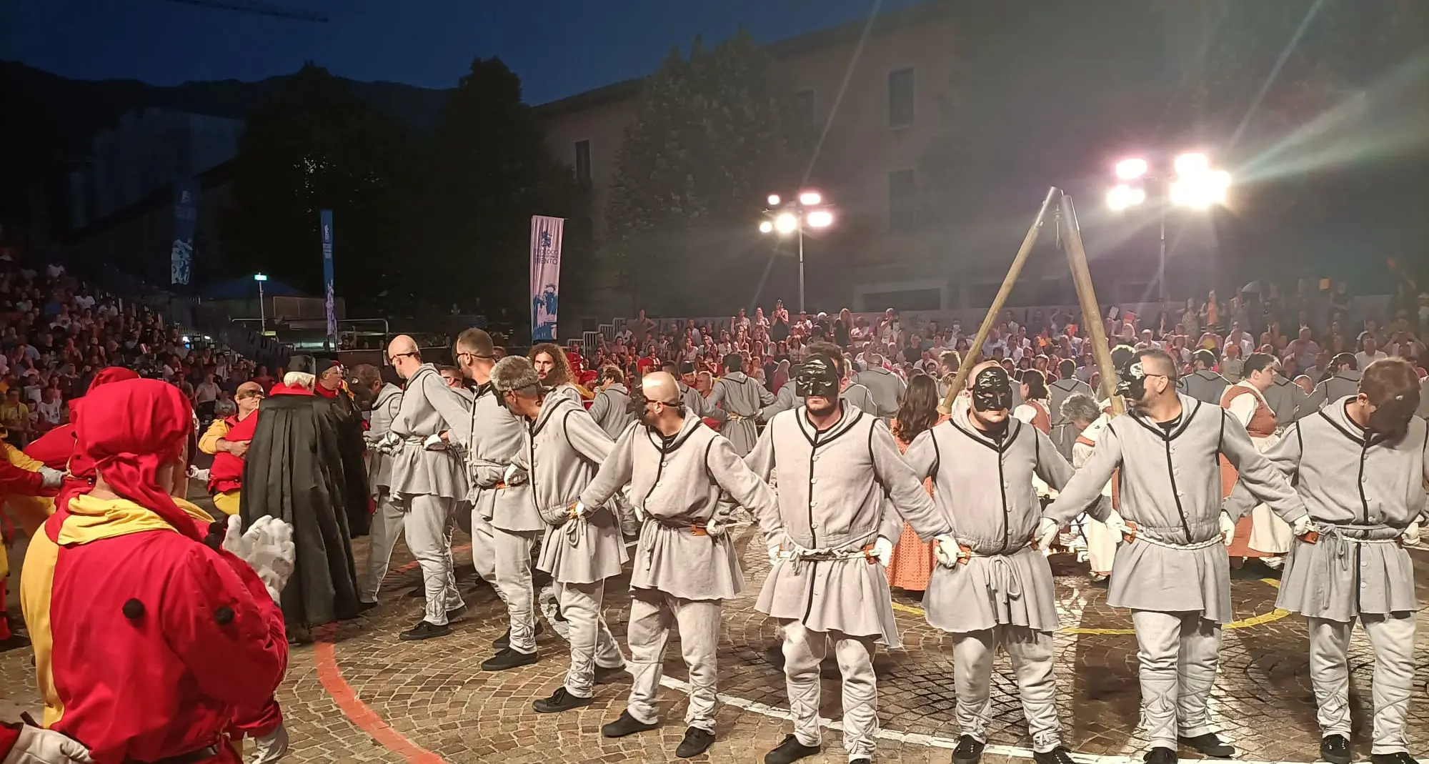 Feste Vigiliane, la polenta resta ai Gobj, che spettacolo in piazza Fiera – TUTTE LE FOTO