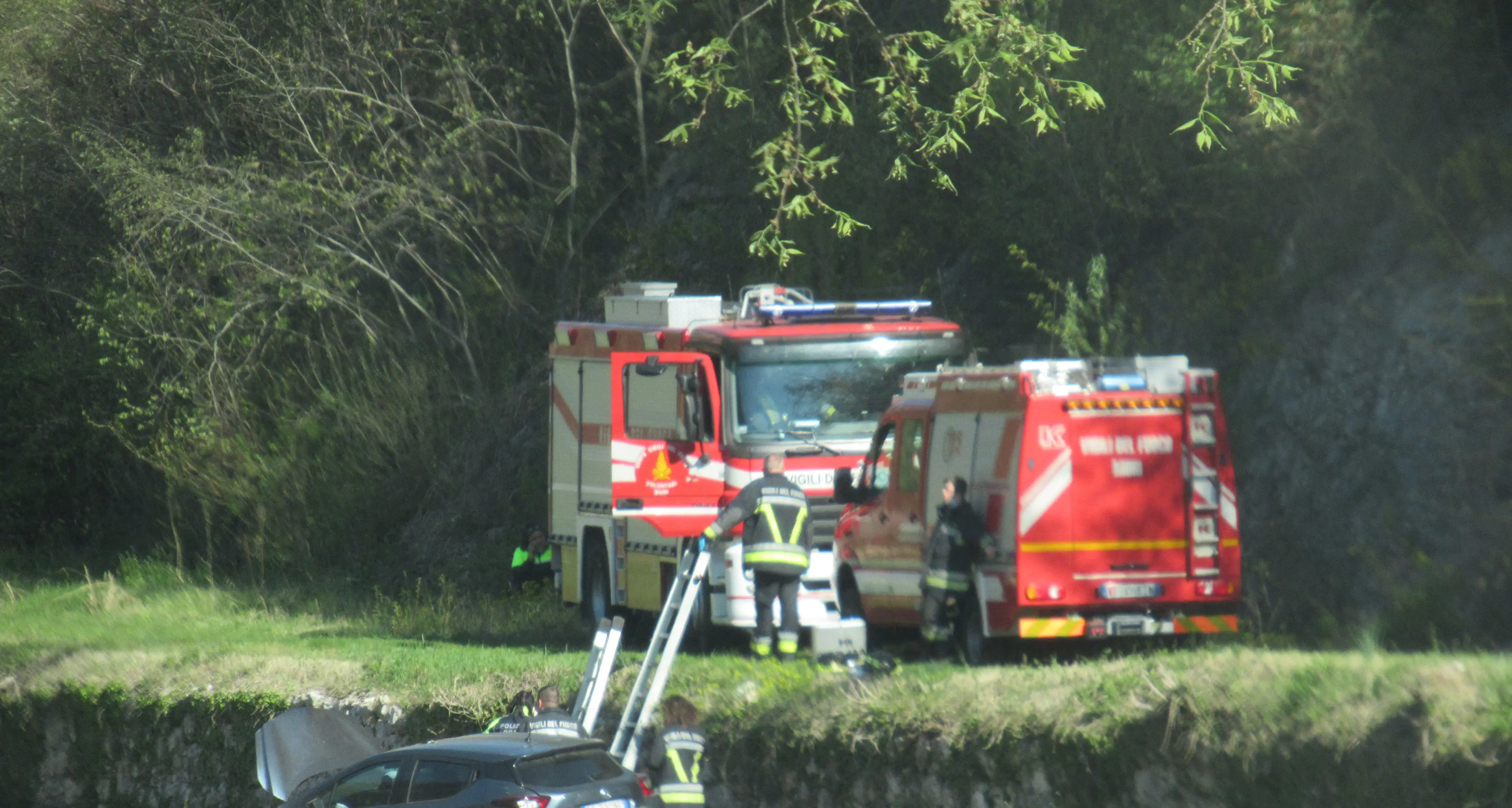 Sbaglia la curva e precipita nel cortile di una casa di Loppio, in stato confusionale mentre l’auto rischiava di incendiarsi